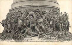 CPA Troyes High bronze relief of the monument of the children of the paddle by Briden