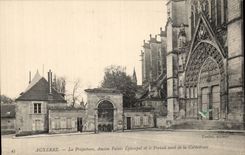 CPA Auxerre alter episkopaler Gaumen der Prafektur und das Nordgatter der Kathedrale