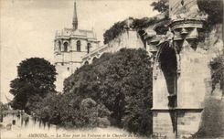 CPA Amboise La tour pour les voitures et la chapelle du chateau