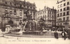 CPA Lyon Places Composts the Bartholdi fountain
