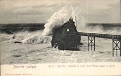 CPA Biarritz Tempete au rocher de la vierge (vague en pointe)