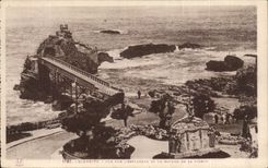 CPA Biarritz Vue sur l'esplanade et le rocher de la vierge