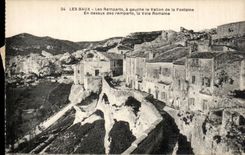 CPA Les Baux Les remparts a gauche le Vallon de la fontaine 