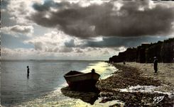 Lion sur Mer CPA Against day on cliffs