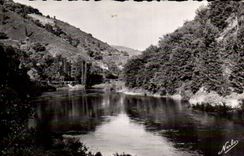 CPA Gorges of the Batch of Entraygues has Estaing the Batch and its banks