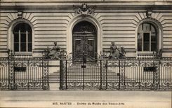 CPA Nantes Entrance of the museum of Beautiful Arts