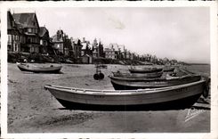 CPSM Lion sur Mer Together of the villas on the dam of Hermanville has Lion At the bottom the cliffs of Lion