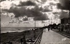 CPA Luc on Sea Against day on the beach