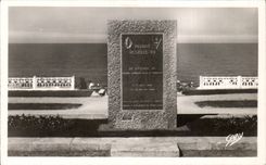 CPSM Luc auf dem Seedenkmal welches die Daten des 23 September 1941- und 6 Juni 7th 1944 gedenkt