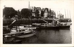 CPA Deauville bluhte Strand-Bassin der Yachten