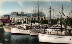 CPA Deauville bluhte Strand das Bassin der Yachten und das Kasino von Trouville