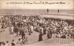 CPA Deauville der Strand bluhte den Strand in Richtung zu den Badern