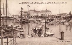 CPA Deauville der gebluhte Strand das starke Bassin der Yachten
