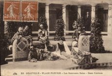 Deauville - gebluhter Strand - im Atrium - Art- DecoKostume - CPA