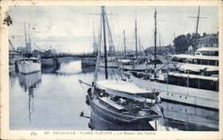 Deauville - gebluhter Strand - das Bassin der Yachten - CPA