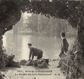 CPA Wood of Vincennes the cave and the lake Daumesnil Children