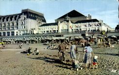 Cabourg CPA der Strand das Kasino und das grosse Hotel
