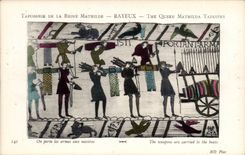 CPA Bayeux Tapisserie of the Queen Mathilde One carries the weapons to the ships