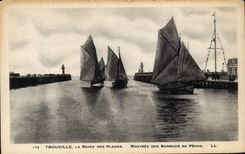 CPA Trouville the queen of the beaches Returned of the boats of sin