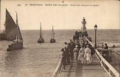 CPA Trouville Queen of the beaches Left the boats of sin