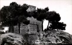 CPSM Cucuron der alte Feudalunterhalt