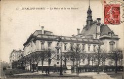 CPA Levallois Perret La mairie et la rue Poccard