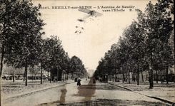 CPA Neuilly sur Seine L'avenue de Neuilly vers l'etoile Avion Aeroplane