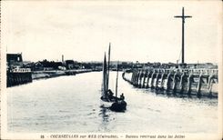 CPA Courseulles on sea Boat returning in the piers