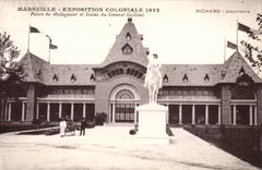 CPA Marseille Exposition coloniale 1922 Palais de Madagascar et statue du General Gallieni