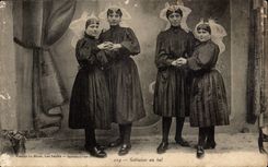 CPA Sablaises mit dem Kugel Folklore-Kostum