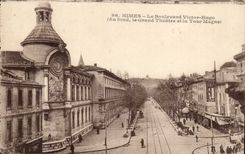 CPA Nimes die Prachtstrasse Victor Hugo (an der Unterseite das grosse Theater und der Magne Aufsatz)