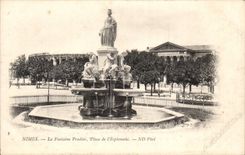 CPA Nimes der Pradier Brunnen setzt Esplanade