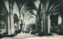 CPA St Gilles Interieur de l'eglise