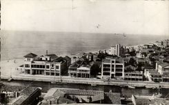 CPA Palavas floods Together of Right Bank in the 1st plan on the left the casino the hotel beautiful shore