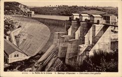 Valle de CPA del hueco el banco izquierdo de las descargas de Eguzon de la presa