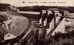 Valle de CPA del hueco el banco izquierdo de las descargas de Eguzon de la presa