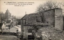CPA Gisors Le clocher de la cathedrale et le sommet de la tour du corps de garde restauree en 1911