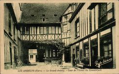 CPA Les Andelys Le grand Andely Cour de l'hotel du Grand Cerf