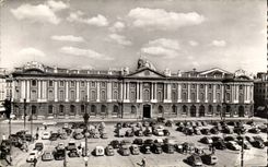 CPA Toulouse La villa rose Facade du Capitole et la place Hotel de ville