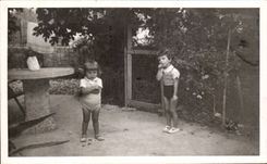 Traje verdadero del folklore de los ninos de la foto