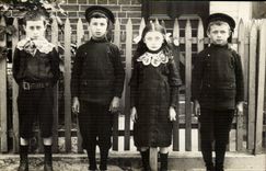 Traje verdadero del folklore de los ninos de la foto