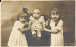 Ninos verdaderos Jeanne Madeleine de la foto y traje del bebe del folklore de Charles