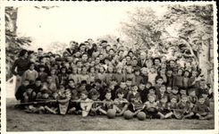 Fantasia verdadera de la foto - ninos - muchachos - muchachos del criado en el juego con las bolas - juguetes - globo - CPA