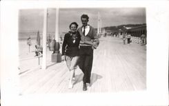 CARTE PHOTO Fantaisie - Couple - walking on boardwalk - CPA 