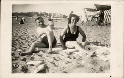 CARTE PHOTO Fantaisie - Couple - sitting in the sand - CPA 