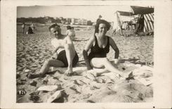 CARTE PHOTO Fantaisie - couple sitting in sand - CPA 