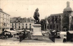 CPA Dieppe Le monument of Duquesne and the church Saint Jacques