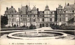 CPA Eu Le castle Frontage on the gardens