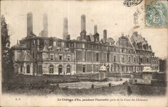 CPA Eu Le castle during the fire (taken court of the castle)