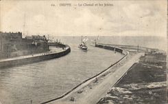 CPA Dieppe Le channel and piers